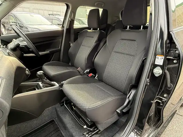 スズキ スイフト HYBRID RS 新潟県 2017(平29)年 11.3万km スーパーブラックパール (株)IDOMが運営する【じしゃロン新潟店】の自社ローン対象車両になります。/こちらは現金ご利用時の価格です。自社ローンご希望の方は別途その旨お申付け下さい。/プッシュスタート/スマートキー/スペアキー１本/社外ナビ/フルセグテレビ(走行時視聴可能)/Bluetooth接続可能/CD、DVD、AM、FM視聴可能/バックカメラ/レーダークルーズコントロール/ETC/シートヒーター(D席)/純正AW/本革巻きステアリング/純正LEDヘッドランプ