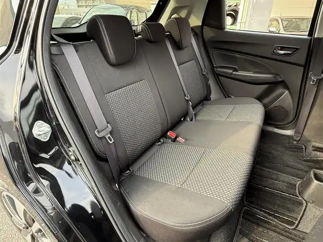 スズキ スイフト HYBRID RS 新潟県 2017(平29)年 11.3万km スーパーブラックパール (株)IDOMが運営する【じしゃロン新潟店】の自社ローン対象車両になります。/こちらは現金ご利用時の価格です。自社ローンご希望の方は別途その旨お申付け下さい。/プッシュスタート/スマートキー/スペアキー１本/社外ナビ/フルセグテレビ(走行時視聴可能)/Bluetooth接続可能/CD、DVD、AM、FM視聴可能/バックカメラ/レーダークルーズコントロール/ETC/シートヒーター(D席)/純正AW/本革巻きステアリング/純正LEDヘッドランプ