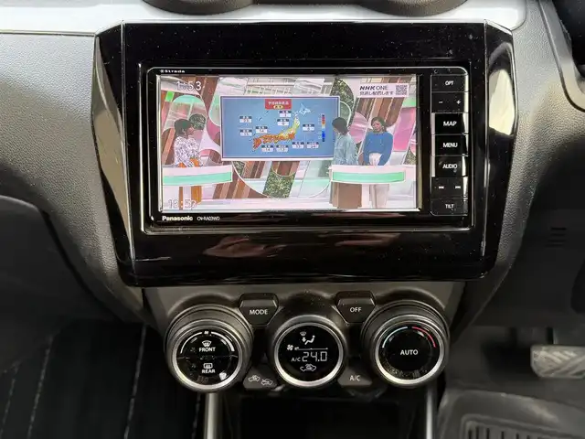 スズキ スイフト HYBRID RS 新潟県 2017(平29)年 11.3万km スーパーブラックパール (株)IDOMが運営する【じしゃロン新潟店】の自社ローン対象車両になります。/こちらは現金ご利用時の価格です。自社ローンご希望の方は別途その旨お申付け下さい。/プッシュスタート/スマートキー/スペアキー１本/社外ナビ/フルセグテレビ(走行時視聴可能)/Bluetooth接続可能/CD、DVD、AM、FM視聴可能/バックカメラ/レーダークルーズコントロール/ETC/シートヒーター(D席)/純正AW/本革巻きステアリング/純正LEDヘッドランプ