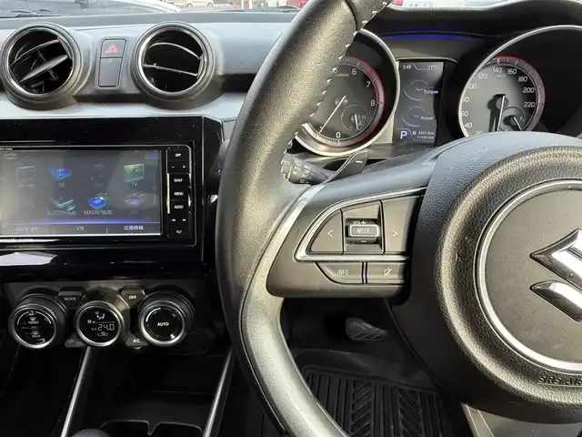 スズキ スイフト HYBRID RS 新潟県 2017(平29)年 11.3万km スーパーブラックパール (株)IDOMが運営する【じしゃロン新潟店】の自社ローン対象車両になります。/こちらは現金ご利用時の価格です。自社ローンご希望の方は別途その旨お申付け下さい。/プッシュスタート/スマートキー/スペアキー１本/社外ナビ/フルセグテレビ(走行時視聴可能)/Bluetooth接続可能/CD、DVD、AM、FM視聴可能/バックカメラ/レーダークルーズコントロール/ETC/シートヒーター(D席)/純正AW/本革巻きステアリング/純正LEDヘッドランプ