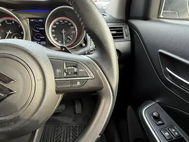 スズキ スイフト HYBRID RS 新潟県 2017(平29)年 11.3万km スーパーブラックパール (株)IDOMが運営する【じしゃロン新潟店】の自社ローン対象車両になります。/こちらは現金ご利用時の価格です。自社ローンご希望の方は別途その旨お申付け下さい。/プッシュスタート/スマートキー/スペアキー１本/社外ナビ/フルセグテレビ(走行時視聴可能)/Bluetooth接続可能/CD、DVD、AM、FM視聴可能/バックカメラ/レーダークルーズコントロール/ETC/シートヒーター(D席)/純正AW/本革巻きステアリング/純正LEDヘッドランプ