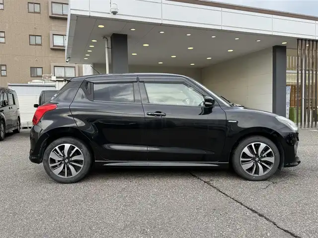 スズキ スイフト HYBRID RS 新潟県 2017(平29)年 11.3万km スーパーブラックパール (株)IDOMが運営する【じしゃロン新潟店】の自社ローン対象車両になります。/こちらは現金ご利用時の価格です。自社ローンご希望の方は別途その旨お申付け下さい。/プッシュスタート/スマートキー/スペアキー１本/社外ナビ/フルセグテレビ(走行時視聴可能)/Bluetooth接続可能/CD、DVD、AM、FM視聴可能/バックカメラ/レーダークルーズコントロール/ETC/シートヒーター(D席)/純正AW/本革巻きステアリング/純正LEDヘッドランプ