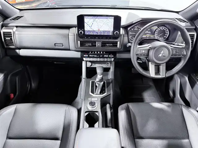 三菱 トライトン GSR 大阪府 2024(令6)年 0.7万km グレー トライトンパッケージ(サイドドアガーニッシュ/ヒューエルリッドガーニッシュ/ホイールアーチモール) スタイリッシュギアパッケージ 純正トノカバー/テールゲートアシスト 黒革シート 純正9incナビTV 360カメラ