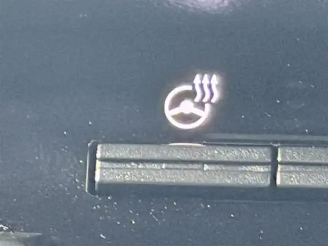 三菱 トライトン GSR 大阪府 2024(令6)年 0.7万km グレー トライトンパッケージ(サイドドアガーニッシュ/ヒューエルリッドガーニッシュ/ホイールアーチモール) スタイリッシュギアパッケージ 純正トノカバー/テールゲートアシスト 黒革シート 純正9incナビTV 360カメラ