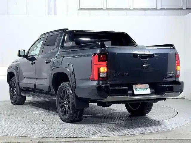 三菱 トライトン GSR 大阪府 2024(令6)年 0.7万km グレー トライトンパッケージ(サイドドアガーニッシュ/ヒューエルリッドガーニッシュ/ホイールアーチモール) スタイリッシュギアパッケージ 純正トノカバー/テールゲートアシスト 黒革シート 純正9incナビTV 360カメラ