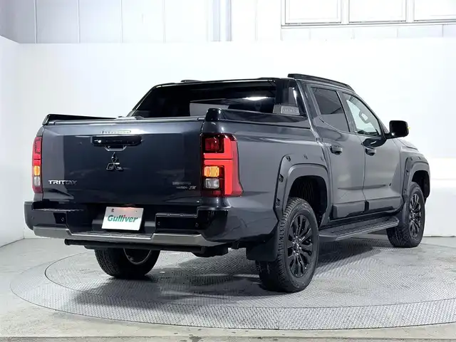 三菱 トライトン GSR 大阪府 2024(令6)年 0.7万km グレー トライトンパッケージ(サイドドアガーニッシュ/ヒューエルリッドガーニッシュ/ホイールアーチモール) スタイリッシュギアパッケージ 純正トノカバー/テールゲートアシスト 黒革シート 純正9incナビTV 360カメラ