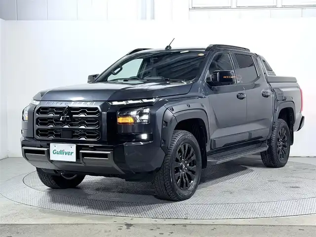 三菱 トライトン GSR 大阪府 2024(令6)年 0.7万km グレー トライトンパッケージ(サイドドアガーニッシュ/ヒューエルリッドガーニッシュ/ホイールアーチモール) スタイリッシュギアパッケージ 純正トノカバー/テールゲートアシスト 黒革シート 純正9incナビTV 360カメラ