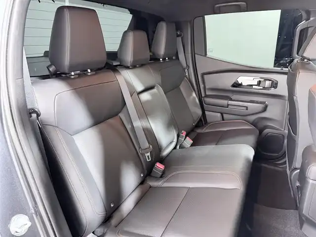 三菱 トライトン GSR 大阪府 2024(令6)年 0.7万km グレー トライトンパッケージ(サイドドアガーニッシュ/ヒューエルリッドガーニッシュ/ホイールアーチモール) スタイリッシュギアパッケージ 純正トノカバー/テールゲートアシスト 黒革シート 純正9incナビTV 360カメラ