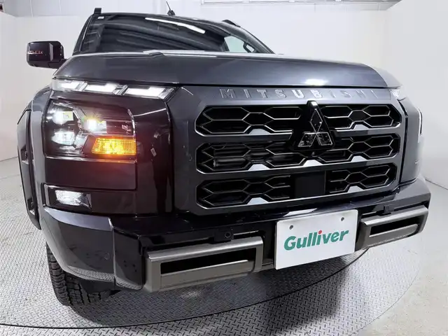 三菱 トライトン GSR 大阪府 2024(令6)年 0.7万km グレー トライトンパッケージ(サイドドアガーニッシュ/ヒューエルリッドガーニッシュ/ホイールアーチモール) スタイリッシュギアパッケージ 純正トノカバー/テールゲートアシスト 黒革シート 純正9incナビTV 360カメラ