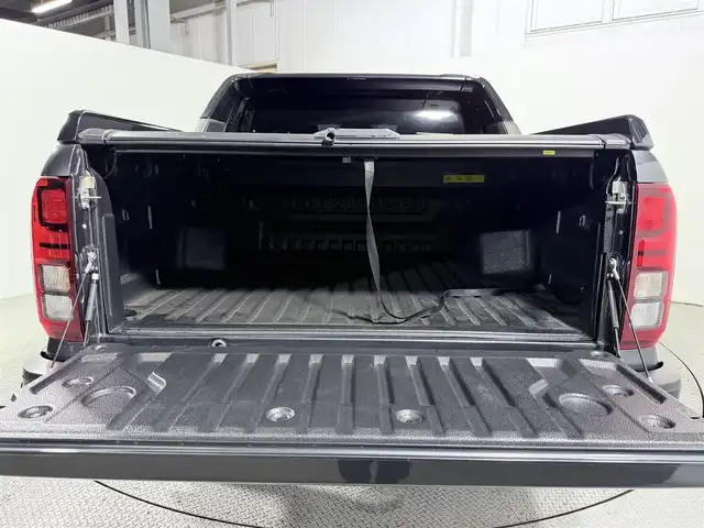 三菱 トライトン GSR 大阪府 2024(令6)年 0.7万km グレー トライトンパッケージ(サイドドアガーニッシュ/ヒューエルリッドガーニッシュ/ホイールアーチモール) スタイリッシュギアパッケージ 純正トノカバー/テールゲートアシスト 黒革シート 純正9incナビTV 360カメラ