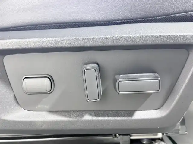 三菱 トライトン GSR 大阪府 2024(令6)年 0.7万km グレー トライトンパッケージ(サイドドアガーニッシュ/ヒューエルリッドガーニッシュ/ホイールアーチモール) スタイリッシュギアパッケージ 純正トノカバー/テールゲートアシスト 黒革シート 純正9incナビTV 360カメラ