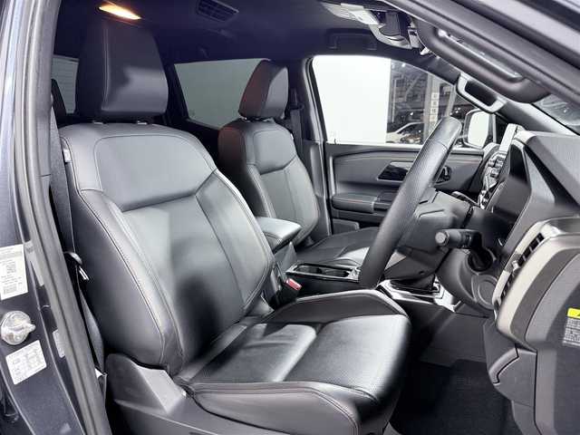 三菱 トライトン GSR 大阪府 2024(令6)年 0.7万km グレー トライトンパッケージ(サイドドアガーニッシュ/ヒューエルリッドガーニッシュ/ホイールアーチモール) スタイリッシュギアパッケージ 純正トノカバー/テールゲートアシスト 黒革シート 純正9incナビTV 360カメラ