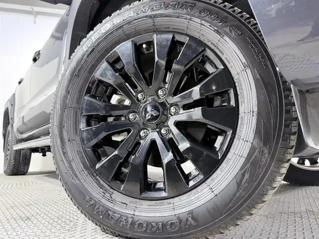 三菱 トライトン GSR 大阪府 2024(令6)年 0.7万km グレー トライトンパッケージ(サイドドアガーニッシュ/ヒューエルリッドガーニッシュ/ホイールアーチモール) スタイリッシュギアパッケージ 純正トノカバー/テールゲートアシスト 黒革シート 純正9incナビTV 360カメラ