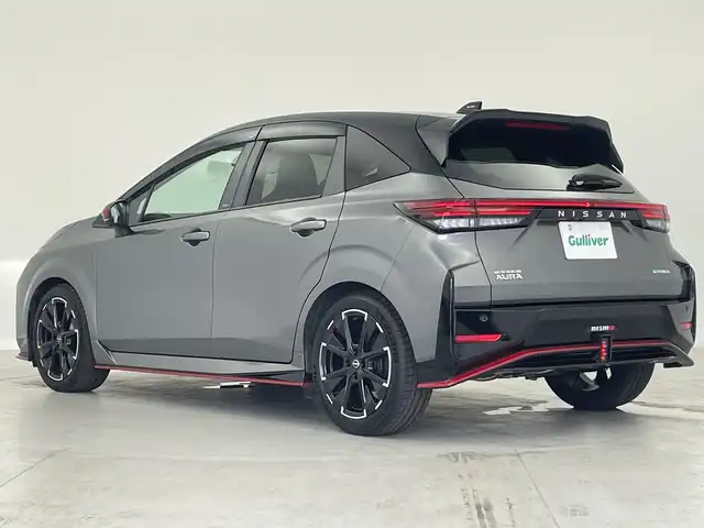 日産 オーラ ニスモ 愛知県 2024(令6)年 1.9万km ダークメタルグレー/スーパーブラック2トーン オーディオレス/デジタルインナーミラー/前後コーナーセンサー/ステアリングスイッチ/USB充電/衝突被害軽減システム/レーンキープアシスト/横滑り防止装置/盗難防止装置/標識検知機能/オートライト/LEDヘッドライト/フロントフォグライト/純正17インチアルミホイール/レカロシート/電動パーキング/ブレーキホールド/シートヒーター/ステアリングヒーター