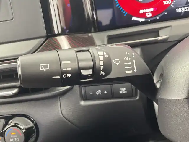 日産 オーラ ニスモ 愛知県 2024(令6)年 1.9万km ダークメタルグレー/スーパーブラック2トーン オーディオレス/デジタルインナーミラー/前後コーナーセンサー/ステアリングスイッチ/USB充電/衝突被害軽減システム/レーンキープアシスト/横滑り防止装置/盗難防止装置/標識検知機能/オートライト/LEDヘッドライト/フロントフォグライト/純正17インチアルミホイール/レカロシート/電動パーキング/ブレーキホールド/シートヒーター/ステアリングヒーター