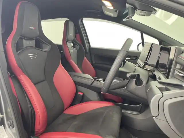 日産 オーラ ニスモ 愛知県 2024(令6)年 1.9万km ダークメタルグレー/スーパーブラック2トーン オーディオレス/デジタルインナーミラー/前後コーナーセンサー/ステアリングスイッチ/USB充電/衝突被害軽減システム/レーンキープアシスト/横滑り防止装置/盗難防止装置/標識検知機能/オートライト/LEDヘッドライト/フロントフォグライト/純正17インチアルミホイール/レカロシート/電動パーキング/ブレーキホールド/シートヒーター/ステアリングヒーター