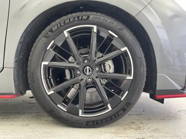 日産 オーラ ニスモ 愛知県 2024(令6)年 1.9万km ダークメタルグレー/スーパーブラック2トーン オーディオレス/デジタルインナーミラー/前後コーナーセンサー/ステアリングスイッチ/USB充電/衝突被害軽減システム/レーンキープアシスト/横滑り防止装置/盗難防止装置/標識検知機能/オートライト/LEDヘッドライト/フロントフォグライト/純正17インチアルミホイール/レカロシート/電動パーキング/ブレーキホールド/シートヒーター/ステアリングヒーター