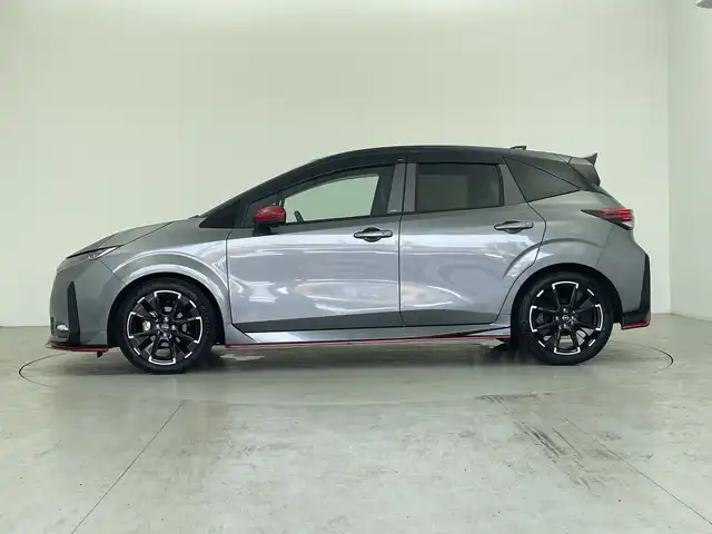 日産 オーラ ニスモ 愛知県 2024(令6)年 1.9万km ダークメタルグレー/スーパーブラック2トーン オーディオレス/デジタルインナーミラー/前後コーナーセンサー/ステアリングスイッチ/USB充電/衝突被害軽減システム/レーンキープアシスト/横滑り防止装置/盗難防止装置/標識検知機能/オートライト/LEDヘッドライト/フロントフォグライト/純正17インチアルミホイール/レカロシート/電動パーキング/ブレーキホールド/シートヒーター/ステアリングヒーター