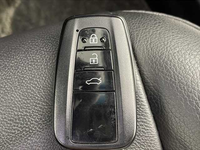 トヨタ カムリ G レザーパッケージ 岐阜県 2019(平31)年 2.9万km アティチュードブラックマイカ 登録時走行距離29058km/ワンオーナー/取扱説明書【車両/ナビ】/新車時保証書/純正ナビ【CD/DVD/Blu-ray/Bluetooth】/フルセグテレビ/バックカメラ/衝突軽減ブレーキ/レーダークルーズコントロール/レーンキープアシスト/ブラインドスポットモニター/インテリジェントクリアランスソナー/クリアランスソナー /プッシュスタート/スマートキー(スペアスマート×1)/黒革シート/前席シートヒーター/前席パワーシート/LEDヘッドライト/オートライト/オートハイビーム/フォグランプ/ウインカーミラー/革巻きステアリング/ドライブレコーダー/ETC/純正18インチアルミ