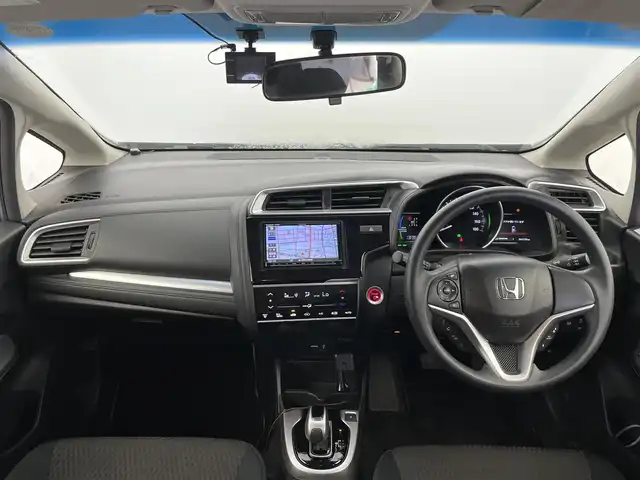ホンダ フィット ハイブリット F 富山県 2018(平30)年 4.5万km ルナシルバーM 4WD/純正ナビ/（CD　DVD　FM　AM　Bluetooth）/フルセグテレビ/バックカメラ/横滑り防止システム/USB端子/HDMI端子/前方ドライブレコーダー/ステアリングスイッチ/スタッドレスタイヤ積込/純正フロアマット/純正ホイールキャップ/純正ドアバイザー/電動格納ミラー/スマートキー×2
