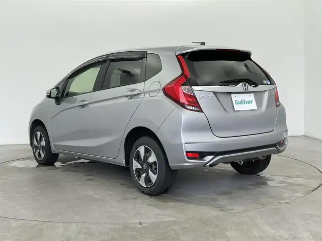 ホンダ フィット ハイブリット F 富山県 2018(平30)年 4.5万km ルナシルバーM 4WD/純正ナビ/（CD　DVD　FM　AM　Bluetooth）/フルセグテレビ/バックカメラ/横滑り防止システム/USB端子/HDMI端子/前方ドライブレコーダー/ステアリングスイッチ/スタッドレスタイヤ積込/純正フロアマット/純正ホイールキャップ/純正ドアバイザー/電動格納ミラー/スマートキー×2