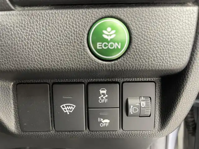 ホンダ フィット ハイブリット F 富山県 2018(平30)年 4.5万km ルナシルバーM 4WD/純正ナビ/（CD　DVD　FM　AM　Bluetooth）/フルセグテレビ/バックカメラ/横滑り防止システム/USB端子/HDMI端子/前方ドライブレコーダー/ステアリングスイッチ/スタッドレスタイヤ積込/純正フロアマット/純正ホイールキャップ/純正ドアバイザー/電動格納ミラー/スマートキー×2