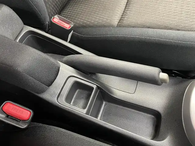 ホンダ フィット ハイブリット F 富山県 2018(平30)年 4.5万km ルナシルバーM 4WD/純正ナビ/（CD　DVD　FM　AM　Bluetooth）/フルセグテレビ/バックカメラ/横滑り防止システム/USB端子/HDMI端子/前方ドライブレコーダー/ステアリングスイッチ/スタッドレスタイヤ積込/純正フロアマット/純正ホイールキャップ/純正ドアバイザー/電動格納ミラー/スマートキー×2
