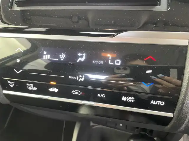 ホンダ フィット ハイブリット F 富山県 2018(平30)年 4.5万km ルナシルバーM 4WD/純正ナビ/（CD　DVD　FM　AM　Bluetooth）/フルセグテレビ/バックカメラ/横滑り防止システム/USB端子/HDMI端子/前方ドライブレコーダー/ステアリングスイッチ/スタッドレスタイヤ積込/純正フロアマット/純正ホイールキャップ/純正ドアバイザー/電動格納ミラー/スマートキー×2