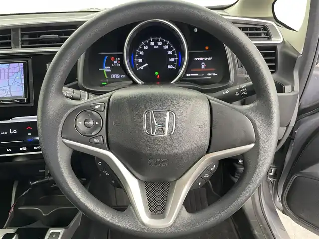 ホンダ フィット ハイブリット F 富山県 2018(平30)年 4.5万km ルナシルバーM 4WD/純正ナビ/（CD　DVD　FM　AM　Bluetooth）/フルセグテレビ/バックカメラ/横滑り防止システム/USB端子/HDMI端子/前方ドライブレコーダー/ステアリングスイッチ/スタッドレスタイヤ積込/純正フロアマット/純正ホイールキャップ/純正ドアバイザー/電動格納ミラー/スマートキー×2