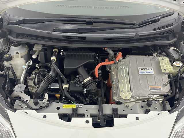 日産 ノート e－パワー メダリスト 埼玉県 2019(平31)年 7万km 白 全方位カメラ/前方ドライブレコーダー/ＥＴＣ/エマージェンシーブレーキ/レーンキープアシスト/アダプティブクルーズコントロール/ステアリングリモコン/プッシュスタート/ドライブモードセレクト/デジタルインナーミラー/フロントフォグランプ/ウィンカーミラー/純正ドアバイザー/社外フロアマット/純正１５インチアルミホイール/ハーフレザーシート/パワーウィンドウ