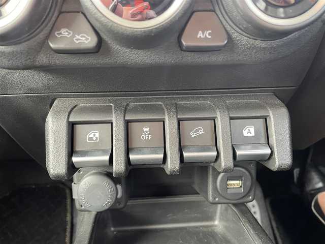 スズキ ジムニー XC 東京都 2020(令2)年 4.4万km シルキーシルバーメタリック 純正8インチナビ/（フルセグ/Bluetooth/CD/USB/ipod/AM/FM）/衝突軽減ブレーキ/レーンキープアシスト/クルーズコントロール/前席シートヒーター/バックカメラ/ビルトインETC/前後ドライブレコーダー/純正フロアマット/ヘッドライトウォッシャー/電格ミラー/フロントフォグランプ/ダウンヒルアシストコントロール/LEDヘッドライト/クルーズコントロール/新車保証書/ドアバイザー