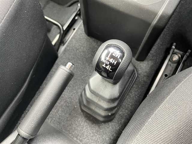 スズキ ジムニー XC 東京都 2020(令2)年 4.4万km シルキーシルバーメタリック 純正8インチナビ/（フルセグ/Bluetooth/CD/USB/ipod/AM/FM）/衝突軽減ブレーキ/レーンキープアシスト/クルーズコントロール/前席シートヒーター/バックカメラ/ビルトインETC/前後ドライブレコーダー/純正フロアマット/ヘッドライトウォッシャー/電格ミラー/フロントフォグランプ/ダウンヒルアシストコントロール/LEDヘッドライト/クルーズコントロール/新車保証書/ドアバイザー