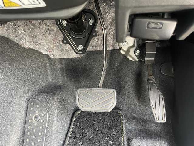 スズキ ジムニー XC 東京都 2020(令2)年 4.4万km シルキーシルバーメタリック 純正8インチナビ/（フルセグ/Bluetooth/CD/USB/ipod/AM/FM）/衝突軽減ブレーキ/レーンキープアシスト/クルーズコントロール/前席シートヒーター/バックカメラ/ビルトインETC/前後ドライブレコーダー/純正フロアマット/ヘッドライトウォッシャー/電格ミラー/フロントフォグランプ/ダウンヒルアシストコントロール/LEDヘッドライト/クルーズコントロール/新車保証書/ドアバイザー