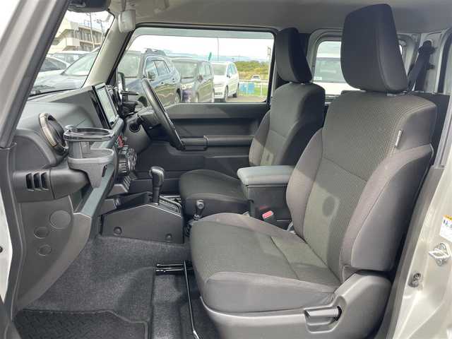 スズキ ジムニー XC 東京都 2020(令2)年 4.4万km シルキーシルバーメタリック 純正8インチナビ/（フルセグ/Bluetooth/CD/USB/ipod/AM/FM）/衝突軽減ブレーキ/レーンキープアシスト/クルーズコントロール/前席シートヒーター/バックカメラ/ビルトインETC/前後ドライブレコーダー/純正フロアマット/ヘッドライトウォッシャー/電格ミラー/フロントフォグランプ/ダウンヒルアシストコントロール/LEDヘッドライト/クルーズコントロール/新車保証書/ドアバイザー