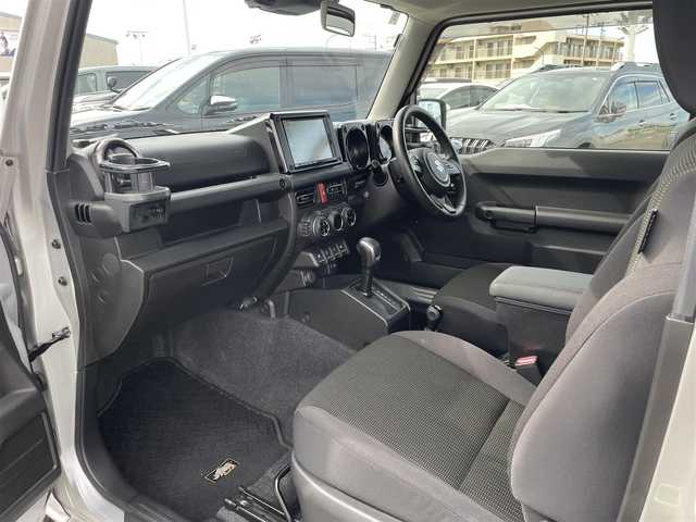 スズキ ジムニー XC 東京都 2020(令2)年 4.4万km シルキーシルバーメタリック 純正8インチナビ/（フルセグ/Bluetooth/CD/USB/ipod/AM/FM）/衝突軽減ブレーキ/レーンキープアシスト/クルーズコントロール/前席シートヒーター/バックカメラ/ビルトインETC/前後ドライブレコーダー/純正フロアマット/ヘッドライトウォッシャー/電格ミラー/フロントフォグランプ/ダウンヒルアシストコントロール/LEDヘッドライト/クルーズコントロール/新車保証書/ドアバイザー