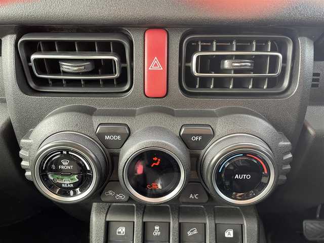 スズキ ジムニー XC 東京都 2020(令2)年 4.4万km シルキーシルバーメタリック 純正8インチナビ/（フルセグ/Bluetooth/CD/USB/ipod/AM/FM）/衝突軽減ブレーキ/レーンキープアシスト/クルーズコントロール/前席シートヒーター/バックカメラ/ビルトインETC/前後ドライブレコーダー/純正フロアマット/ヘッドライトウォッシャー/電格ミラー/フロントフォグランプ/ダウンヒルアシストコントロール/LEDヘッドライト/クルーズコントロール/新車保証書/ドアバイザー