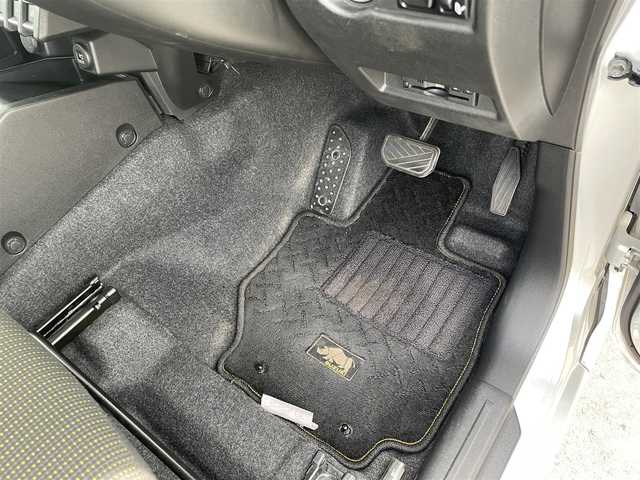 スズキ ジムニー XC 東京都 2020(令2)年 4.4万km シルキーシルバーメタリック 純正8インチナビ/（フルセグ/Bluetooth/CD/USB/ipod/AM/FM）/衝突軽減ブレーキ/レーンキープアシスト/クルーズコントロール/前席シートヒーター/バックカメラ/ビルトインETC/前後ドライブレコーダー/純正フロアマット/ヘッドライトウォッシャー/電格ミラー/フロントフォグランプ/ダウンヒルアシストコントロール/LEDヘッドライト/クルーズコントロール/新車保証書/ドアバイザー