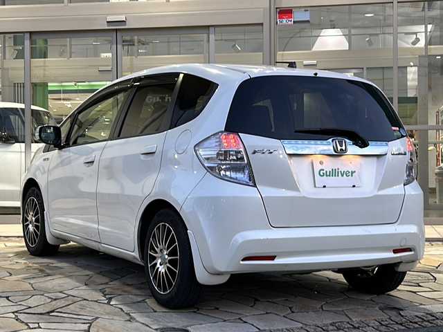 ホンダ フィット ハイブリット 静岡県 2013(平25)年 9.8万km プレミアムホワイトパール 純正ナビ/・AM/FM/・CD/DVD/・USB/・iPod/・SD/・ワンセグ/・VTR/主要装備/・１５インチ社外アルミ/・クルーズコントロール/・オートエアコン/・ＥＴＣ/・ＬＥＤヘッドライト/・ＥＣＯＮ/・純正フロアマット/・ウインカー付電格ミラー/・運転席オートパワーウィンドウ/・マニュアルレベリング