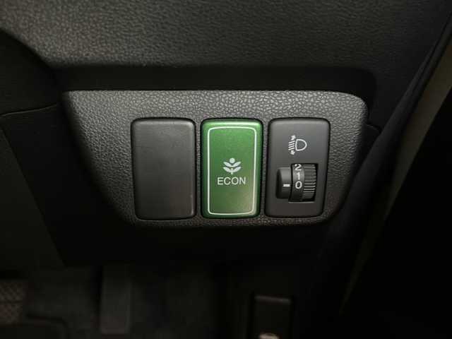 ホンダ フィット ハイブリット 静岡県 2013(平25)年 9.8万km プレミアムホワイトパール 純正ナビ/・AM/FM/・CD/DVD/・USB/・iPod/・SD/・ワンセグ/・VTR/主要装備/・１５インチ社外アルミ/・クルーズコントロール/・オートエアコン/・ＥＴＣ/・ＬＥＤヘッドライト/・ＥＣＯＮ/・純正フロアマット/・ウインカー付電格ミラー/・運転席オートパワーウィンドウ/・マニュアルレベリング