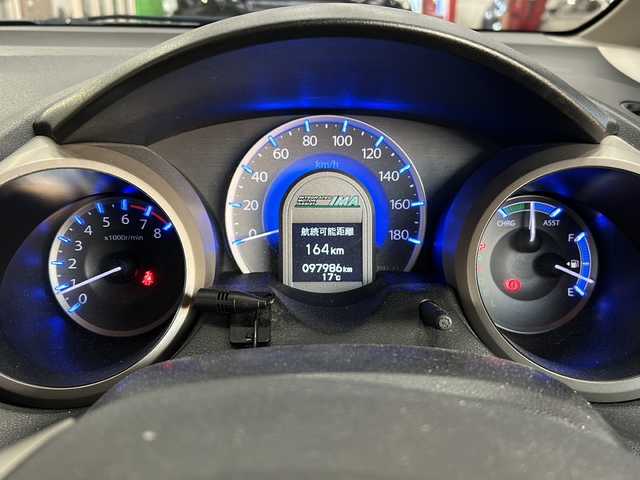 ホンダ フィット ハイブリット 静岡県 2013(平25)年 9.8万km プレミアムホワイトパール 純正ナビ/・AM/FM/・CD/DVD/・USB/・iPod/・SD/・ワンセグ/・VTR/主要装備/・１５インチ社外アルミ/・クルーズコントロール/・オートエアコン/・ＥＴＣ/・ＬＥＤヘッドライト/・ＥＣＯＮ/・純正フロアマット/・ウインカー付電格ミラー/・運転席オートパワーウィンドウ/・マニュアルレベリング