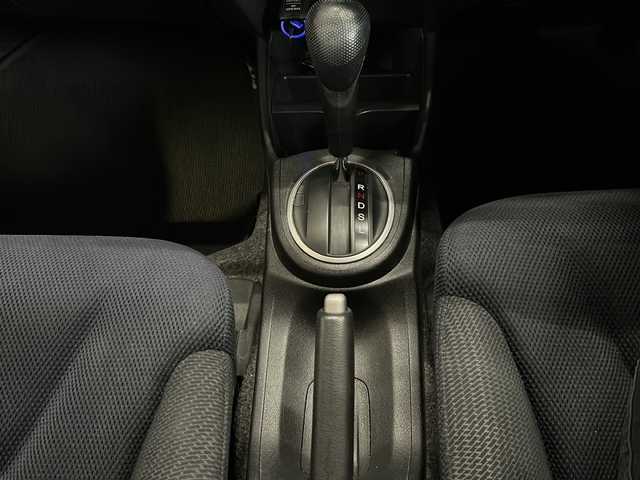 ホンダ フィット ハイブリット 静岡県 2013(平25)年 9.8万km プレミアムホワイトパール 純正ナビ/・AM/FM/・CD/DVD/・USB/・iPod/・SD/・ワンセグ/・VTR/主要装備/・１５インチ社外アルミ/・クルーズコントロール/・オートエアコン/・ＥＴＣ/・ＬＥＤヘッドライト/・ＥＣＯＮ/・純正フロアマット/・ウインカー付電格ミラー/・運転席オートパワーウィンドウ/・マニュアルレベリング