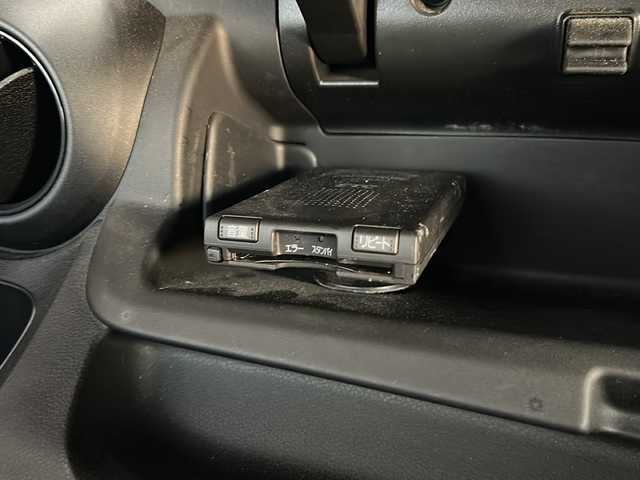 ホンダ フィット ハイブリット 静岡県 2013(平25)年 9.8万km プレミアムホワイトパール 純正ナビ/・AM/FM/・CD/DVD/・USB/・iPod/・SD/・ワンセグ/・VTR/主要装備/・１５インチ社外アルミ/・クルーズコントロール/・オートエアコン/・ＥＴＣ/・ＬＥＤヘッドライト/・ＥＣＯＮ/・純正フロアマット/・ウインカー付電格ミラー/・運転席オートパワーウィンドウ/・マニュアルレベリング