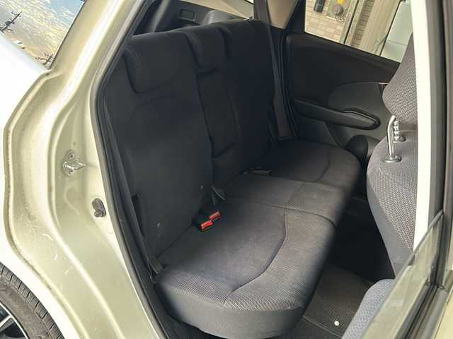 ホンダ フィット ハイブリット 静岡県 2013(平25)年 9.8万km プレミアムホワイトパール 純正ナビ/・AM/FM/・CD/DVD/・USB/・iPod/・SD/・ワンセグ/・VTR/主要装備/・１５インチ社外アルミ/・クルーズコントロール/・オートエアコン/・ＥＴＣ/・ＬＥＤヘッドライト/・ＥＣＯＮ/・純正フロアマット/・ウインカー付電格ミラー/・運転席オートパワーウィンドウ/・マニュアルレベリング