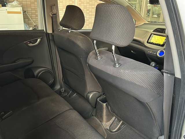 ホンダ フィット ハイブリット 静岡県 2013(平25)年 9.8万km プレミアムホワイトパール 純正ナビ/・AM/FM/・CD/DVD/・USB/・iPod/・SD/・ワンセグ/・VTR/主要装備/・１５インチ社外アルミ/・クルーズコントロール/・オートエアコン/・ＥＴＣ/・ＬＥＤヘッドライト/・ＥＣＯＮ/・純正フロアマット/・ウインカー付電格ミラー/・運転席オートパワーウィンドウ/・マニュアルレベリング