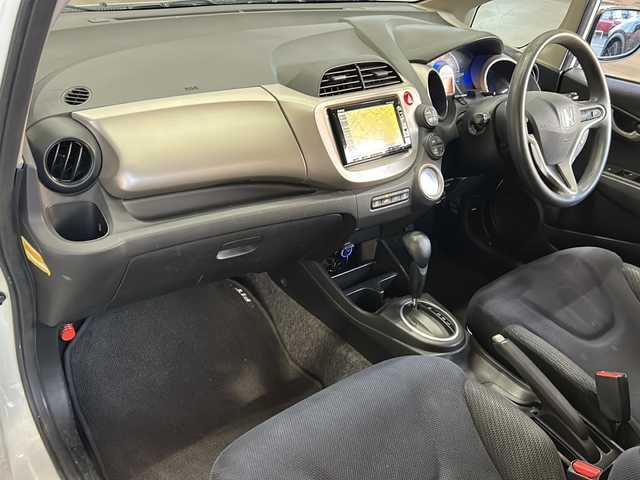 ホンダ フィット ハイブリット 静岡県 2013(平25)年 9.8万km プレミアムホワイトパール 純正ナビ/・AM/FM/・CD/DVD/・USB/・iPod/・SD/・ワンセグ/・VTR/主要装備/・１５インチ社外アルミ/・クルーズコントロール/・オートエアコン/・ＥＴＣ/・ＬＥＤヘッドライト/・ＥＣＯＮ/・純正フロアマット/・ウインカー付電格ミラー/・運転席オートパワーウィンドウ/・マニュアルレベリング