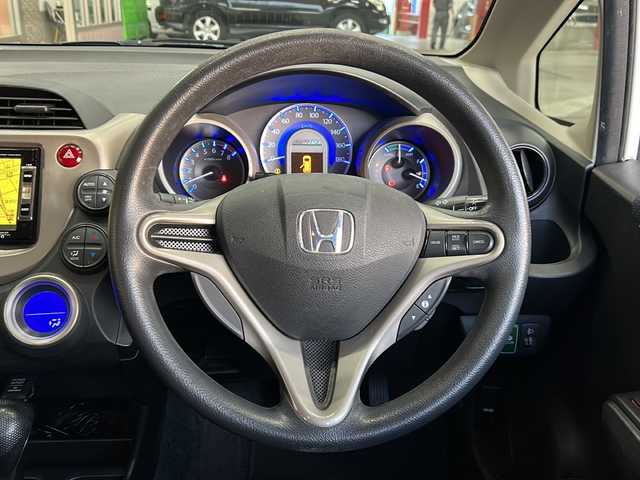 ホンダ フィット ハイブリット 静岡県 2013(平25)年 9.8万km プレミアムホワイトパール 純正ナビ/・AM/FM/・CD/DVD/・USB/・iPod/・SD/・ワンセグ/・VTR/主要装備/・１５インチ社外アルミ/・クルーズコントロール/・オートエアコン/・ＥＴＣ/・ＬＥＤヘッドライト/・ＥＣＯＮ/・純正フロアマット/・ウインカー付電格ミラー/・運転席オートパワーウィンドウ/・マニュアルレベリング