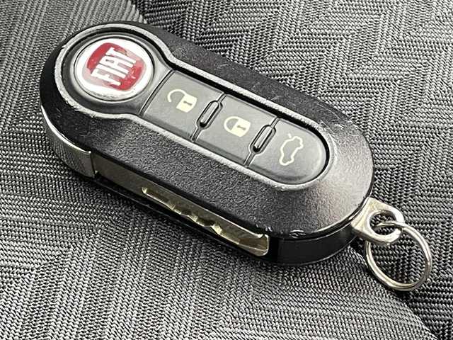 フィアット ５００ 1．2 ポップ 岐阜県 2017(平29)年 2.9万km パソドプレレッド ワンオーナー/純正ディスプレイオーディオ/【AM/FM．AUX.USB】/ナビ/純正フロアマット/横滑り防止装置/ABS/ドアバイザー/フォグライト/リモコンキー/積込スタッドレスタイヤ/保証書/取扱説明書/スペアキー