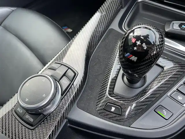 ＢＭＷ Ｍ４ クーペ 東京都 2016(平28)年 4.2万km アルピンホワイトⅢ アダプティブＭサスペンション/・Ｍライト・アロイ・ホイール・ダブルスポーク・スタイリング/４３７Ｍ １９インチ鍛造ホイール/ドライビングアシスト/・衝突軽減ブレーキ/・レーンアシスト/純正HDDナビ/・ ｉＤｒｉｖｅシステム/・ ＨＤＤナビゲーション（ＶＩＣＳ３メディア対応）/・ ８，８インチ ワイド・コントロール・ディスプレイ/・ ｉＤｒｉｖｅコントローラー/・ プログラマブル・ボタン/・ オーディオ・ビジュアル・システム/・ ハンズフリーテレフォンシステム/・ ＵＳＢオーディオ・インターフェイス/・ スピーチ・コントロール（音声入力システム）/・純正フルセグTV/バックカメラ/障害物センサー/レザーシート /シートヒーター/カーボンインテリア/HUD/360度＋リア ドライブレコーダー