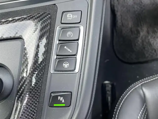 ＢＭＷ Ｍ４ クーペ 東京都 2016(平28)年 4.2万km アルピンホワイトⅢ アダプティブＭサスペンション/・Ｍライト・アロイ・ホイール・ダブルスポーク・スタイリング/４３７Ｍ １９インチ鍛造ホイール/ドライビングアシスト/・衝突軽減ブレーキ/・レーンアシスト/純正HDDナビ/・ ｉＤｒｉｖｅシステム/・ ＨＤＤナビゲーション（ＶＩＣＳ３メディア対応）/・ ８，８インチ ワイド・コントロール・ディスプレイ/・ ｉＤｒｉｖｅコントローラー/・ プログラマブル・ボタン/・ オーディオ・ビジュアル・システム/・ ハンズフリーテレフォンシステム/・ ＵＳＢオーディオ・インターフェイス/・ スピーチ・コントロール（音声入力システム）/・純正フルセグTV/バックカメラ/障害物センサー/レザーシート /シートヒーター/カーボンインテリア/HUD/360度＋リア ドライブレコーダー