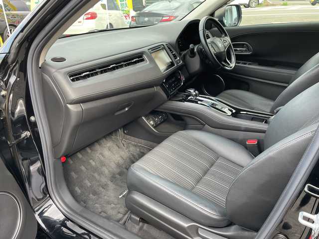 ホンダ ヴェゼル ハイブリッド Z ホンダセンシング 山口県 2017(平29)年 8.9万km クリスタルブラックパール 純正ナビ/DVD/CD/BT/USB/HDMI/フルセグTV/バックカメラ/ハーフレザーシート/前席シートヒーター/純正LEDヘッドライト/純正フォグランプ/オートライト/純正17インチアルミホイール/革巻きステアリング/ステアリングスイッチ/クルーズコントロール/パドルシフト/衝突被害軽減ブレーキ/LKA/横滑り防止/オートパーキングホールド/ルーフレール/スマートキー×２/ビルトインETC/ドライブレコーダー/純正フロアマット/純正ドアバイザー/電動格納ウインカードアミラー(オート機能付き)